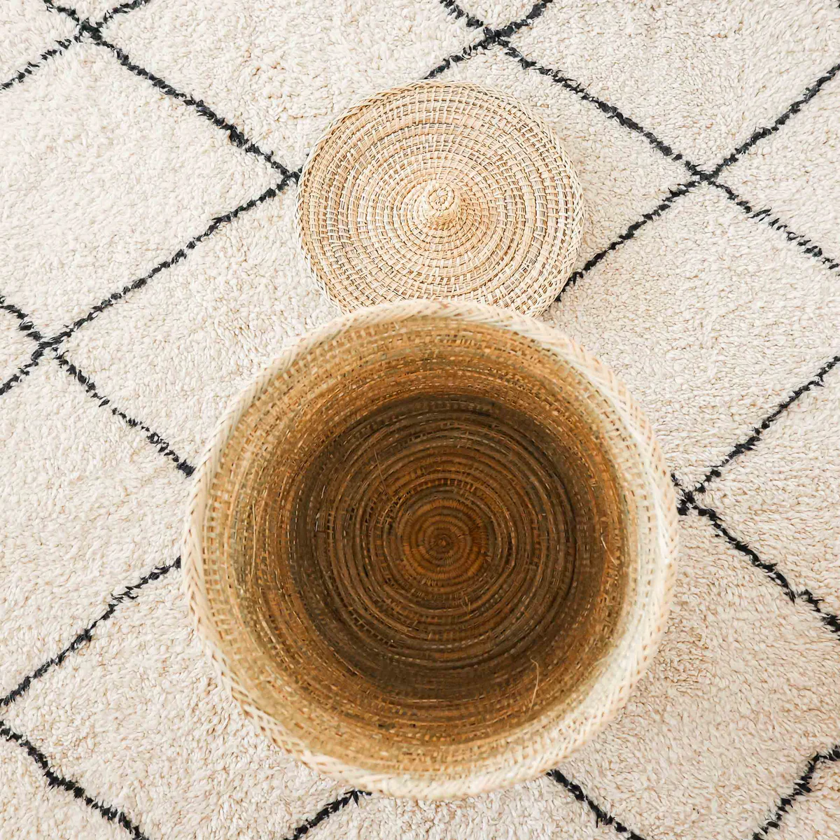 Panier berbère avec couvercle en osier et jonc tressé – Image 2