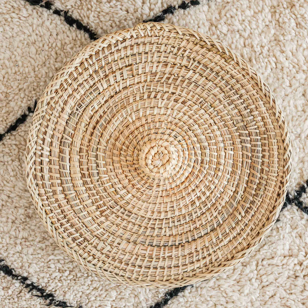 Panier berbère avec couvercle en osier et jonc tressé – Image 3