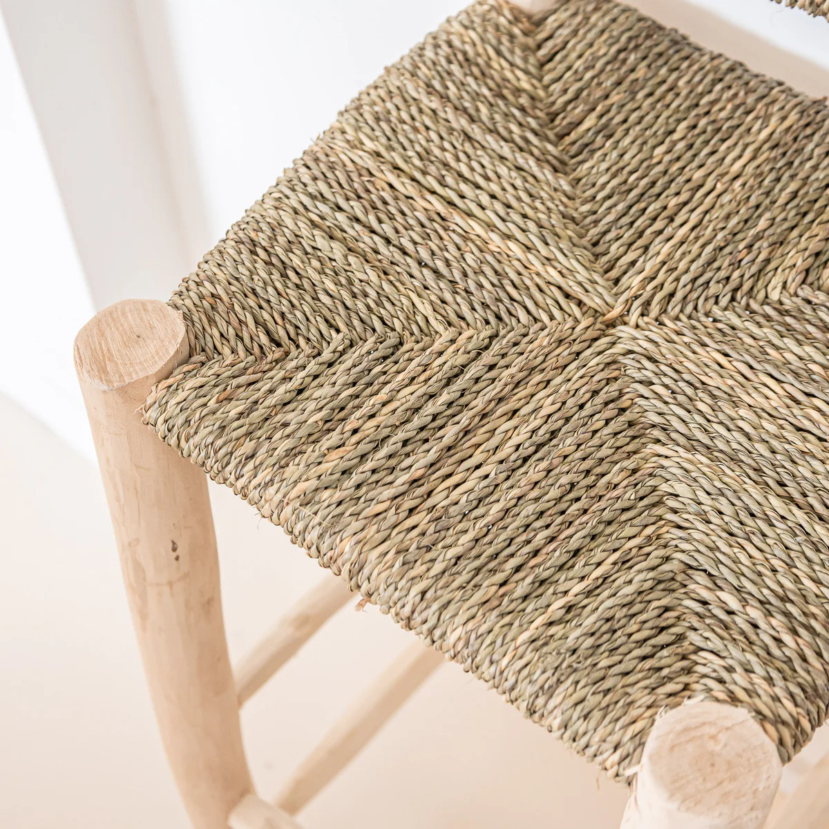 Tabouret de bar marocain avec dossier en bois et tressage en corde – Image 2