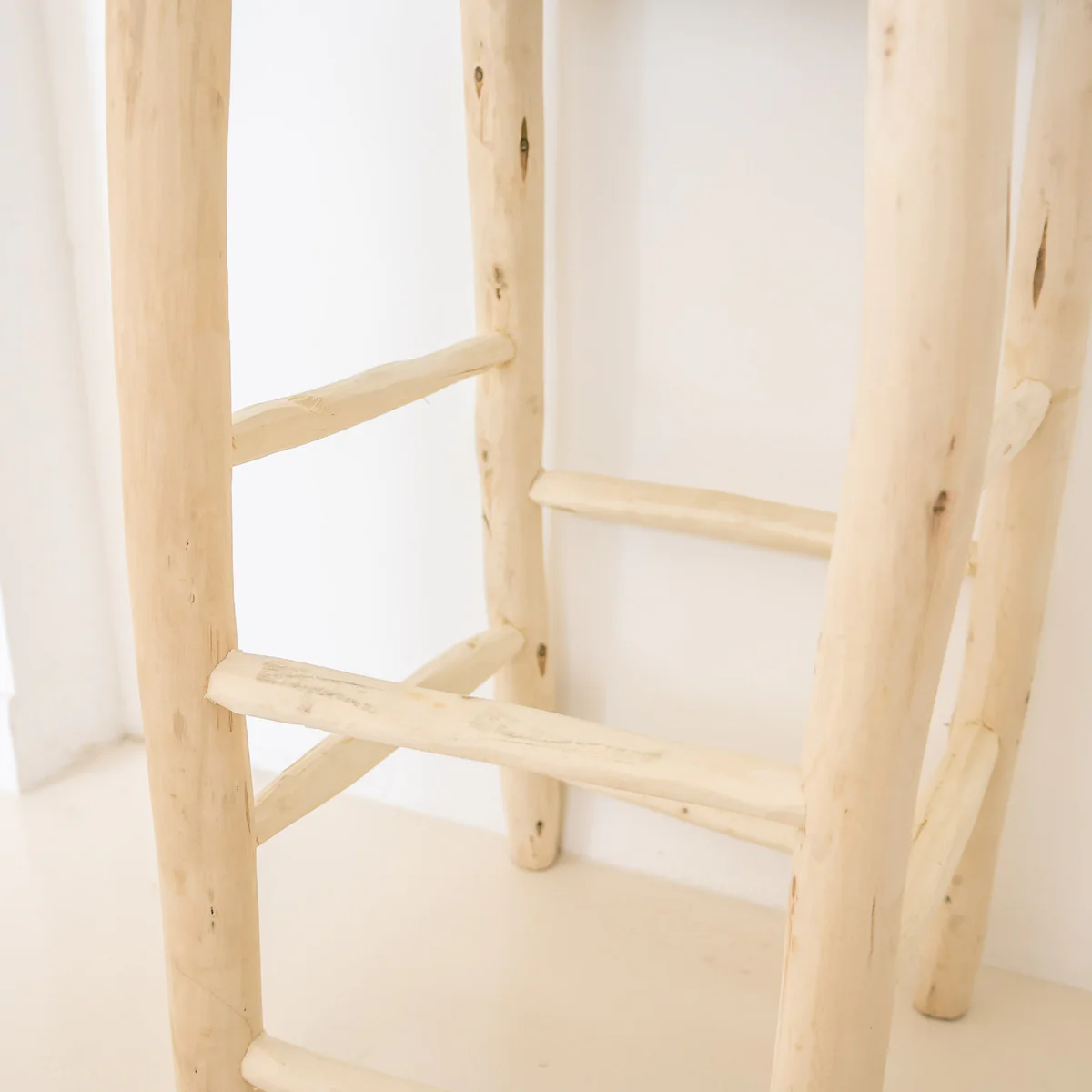 Tabouret de bar marocain avec dossier en bois et tressage en corde – Image 3