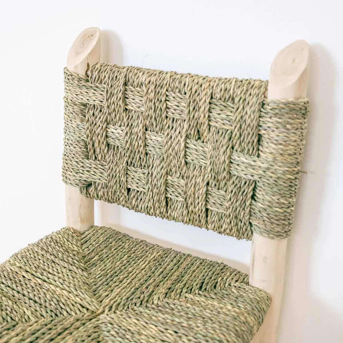 Tabouret de bar marocain avec dossier en bois et tressage en corde – Image 5